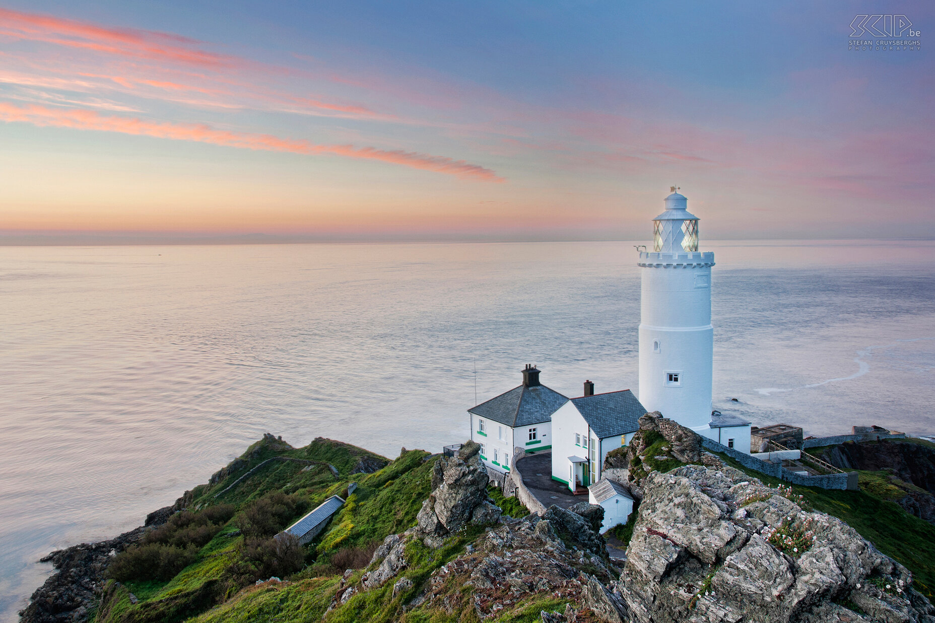 Zonsopgang aan vuurtoren van Start Point Start Point is een van de meest afgelegen schiereilanden van de Engelse kust in het zuiden van Devon. Er staat nog een prachtige witte vuurtoren in gotische stijl die gebouwd werd in 1836. Stefan Cruysberghs